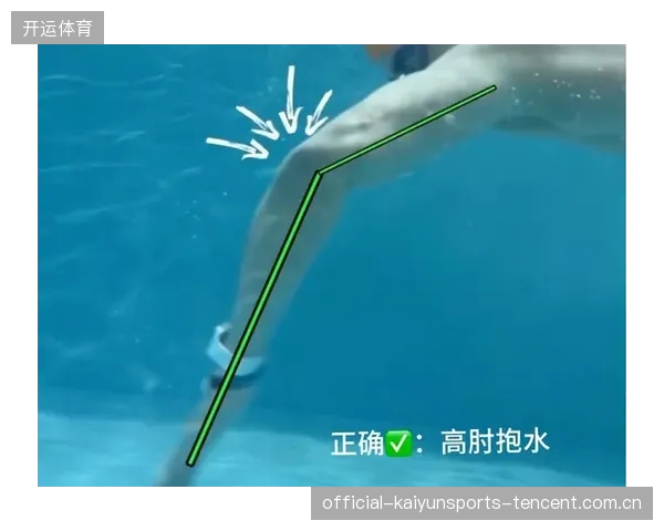 游泳自由泳转身如水中旋风：打破极限的技巧与心灵的畅快